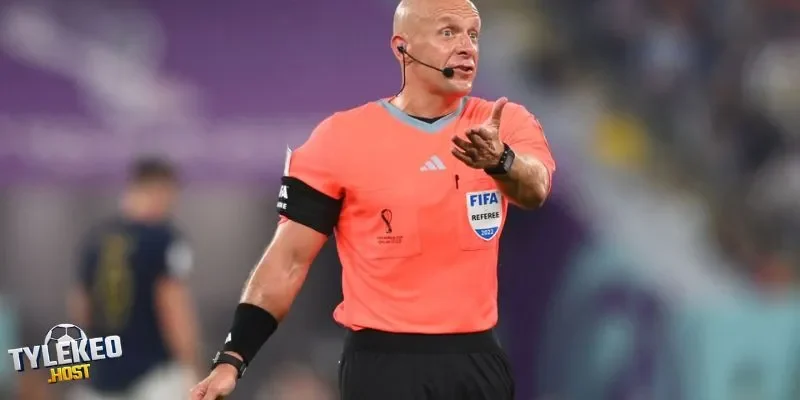 Premier League 2025/26 chỉ đội trưởng được trao đổi với trọng tài