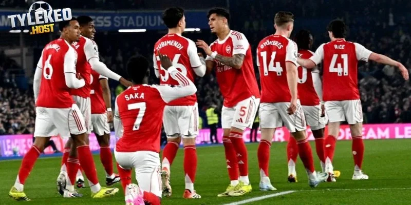 Arsenal vào top 6 NHA, Barca suýt ôm hận vì Flick
